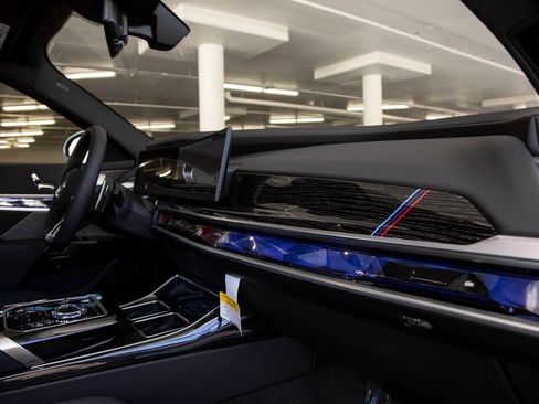 Certified 2025 BMW 760i xDrive w/ Executive Package image 34