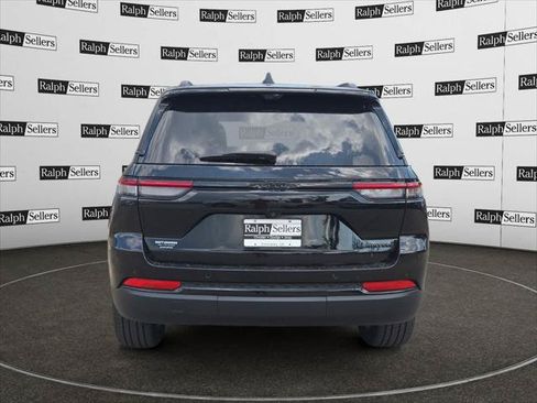 Certified 2025 Jeep Grand Cherokee Limited w/ Luxury Tech Group II RWD image 5