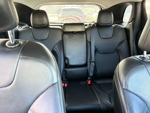 Used 2019 Jeep Cherokee Limited image 17