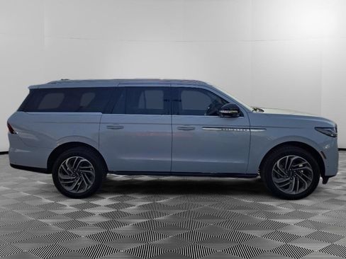 Used 2025 Lincoln Navigator L Reserve image 8