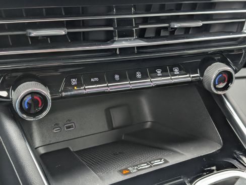 Used 2025 Chevrolet Traverse RS image 21