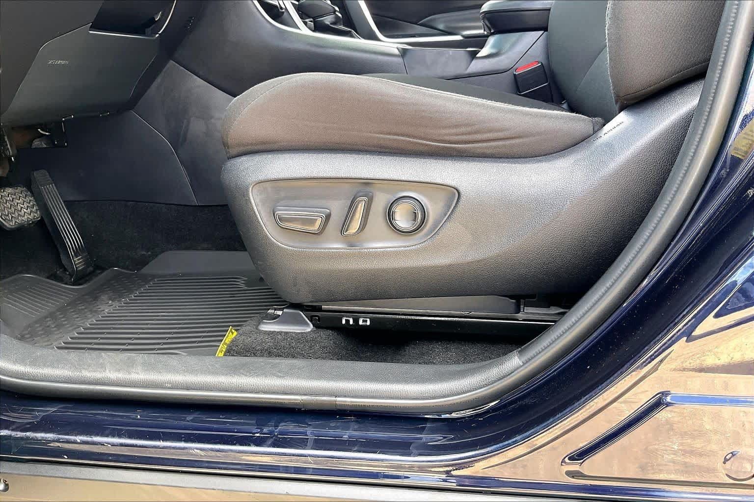 Used 2025 Toyota RAV4 XLE FWD image 31