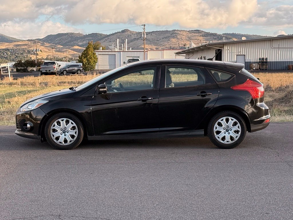 Used 2012 Ford Focus SE w/ SE Winter Pkg FWD image 2