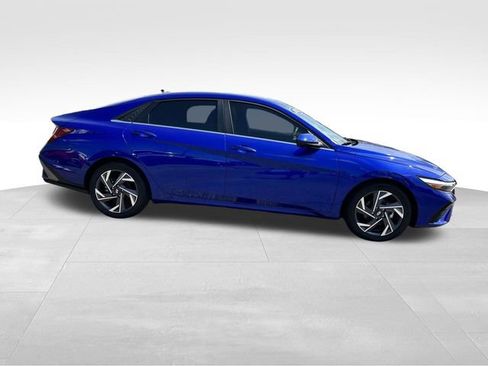 Used 2024 Hyundai Elantra SEL w/ Convenience Package FWD image 2