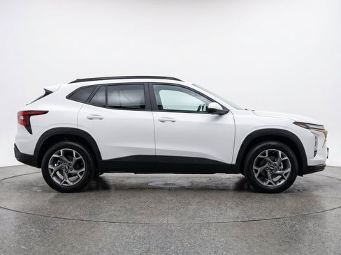 Used 2025 Chevrolet Trax LT FWD image 11