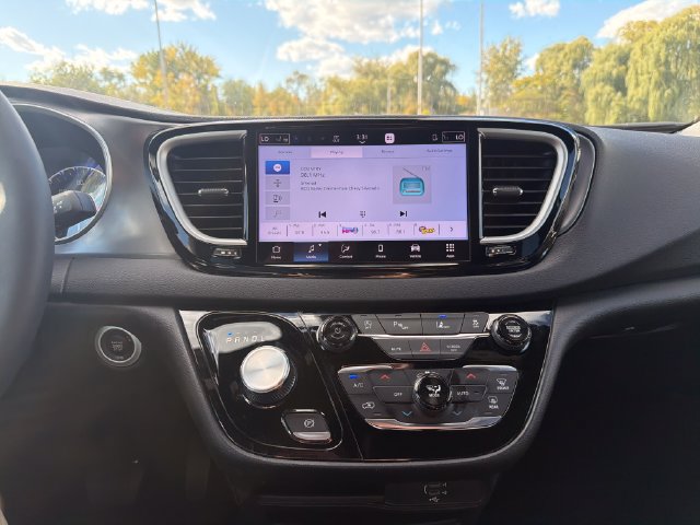 Used 2026 Chrysler Pacifica Select FWD image 27