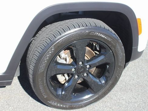 Used 2023 Jeep Grand Cherokee Altitude image 34