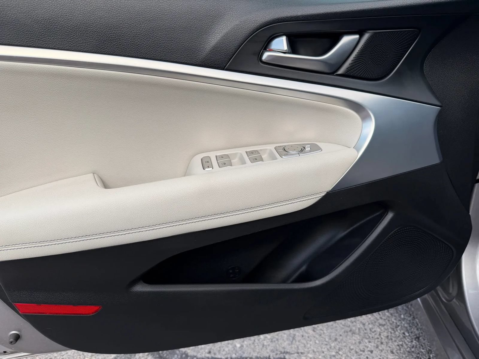 Used 2024 Genesis G70 2.5T RWD image 13