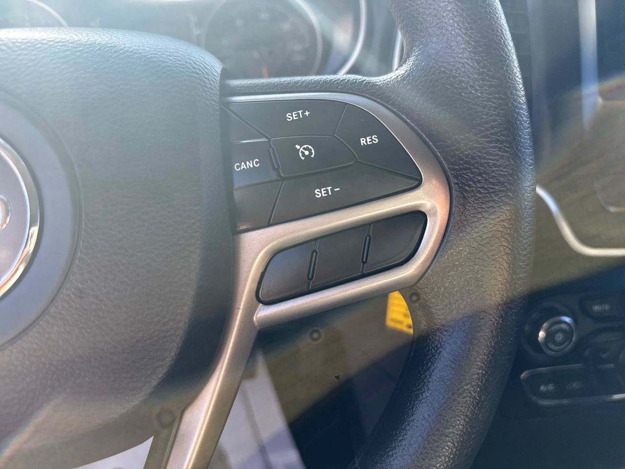 Used 2019 Jeep Cherokee Latitude w/ Popular Appearance Group FWD image 17