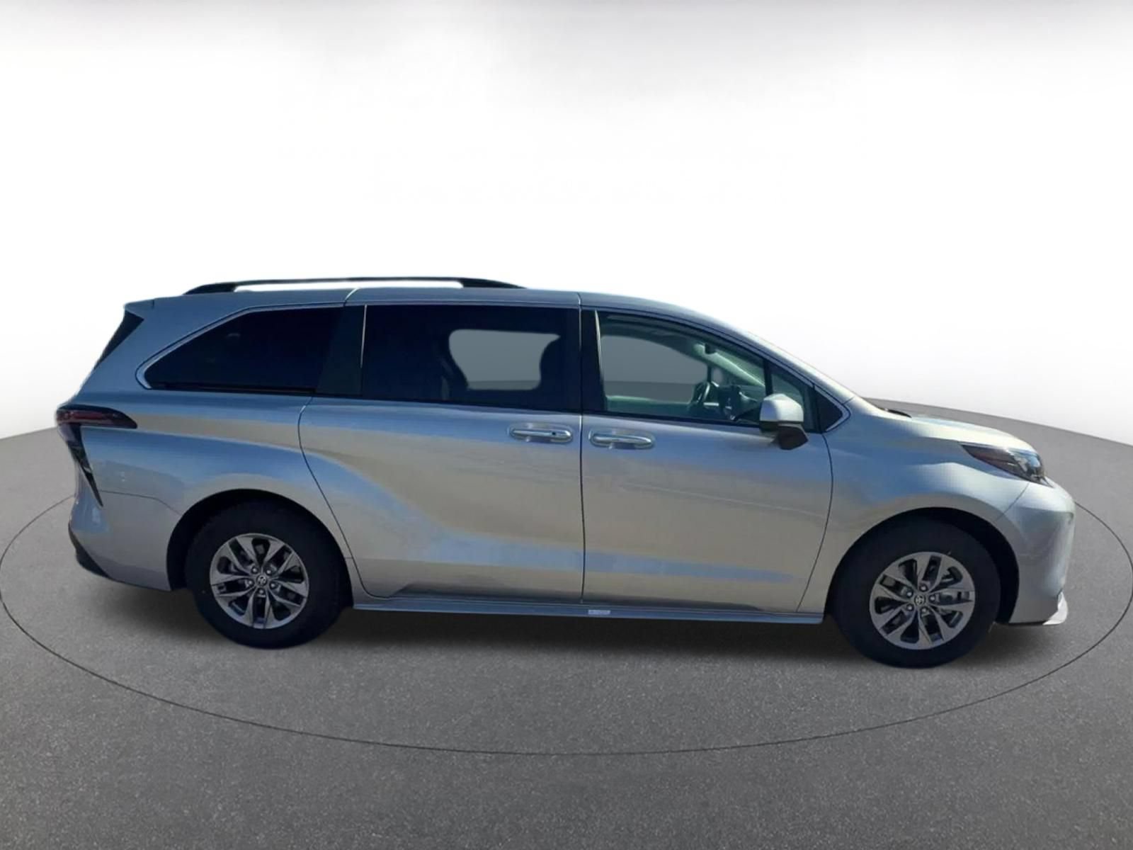 Used 2025 Toyota Sienna XLE FWD image 15