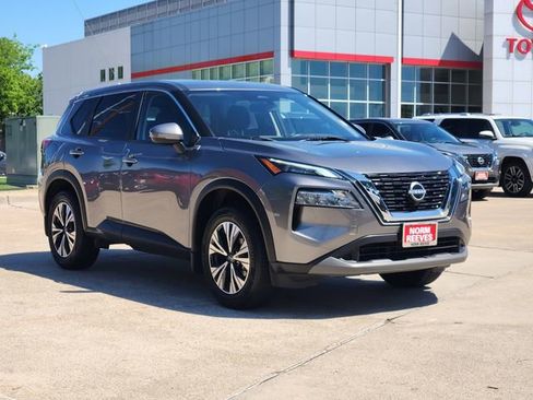Used 2023 Nissan Rogue SV image 2