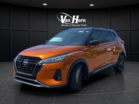 Used 2023 Nissan Kicks SR w/ SR Premium Package FWD image 3