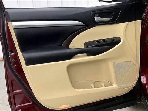 Used 2016 Toyota Highlander XLE image 21