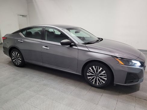 Used 2025 Nissan Altima 2.5 SV FWD image 11