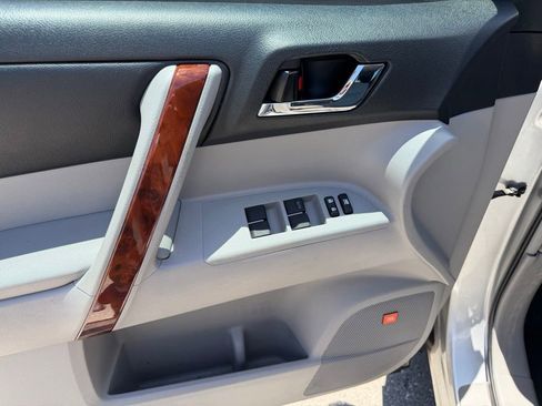 Used 2011 Toyota Highlander Limited w/ Tow Pkg FWD image 23