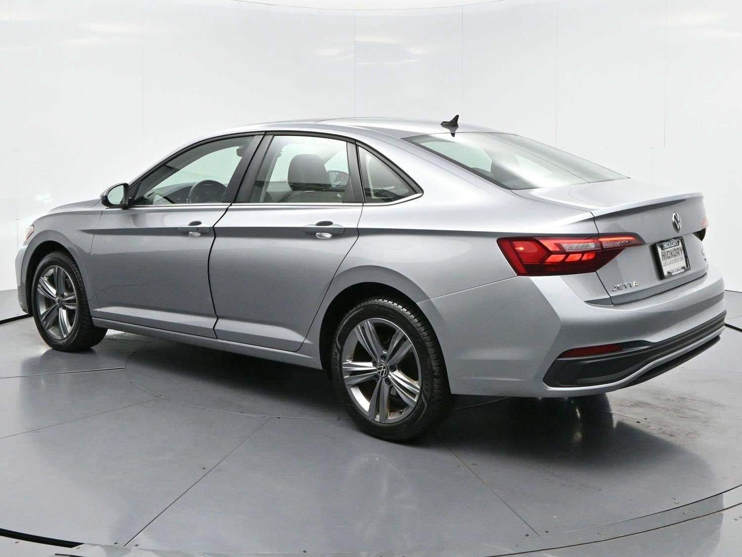Used 2024 Volkswagen Jetta SE FWD image 5