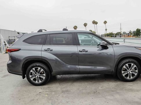 Used 2024 Toyota Highlander XLE AWD/4WD image 13