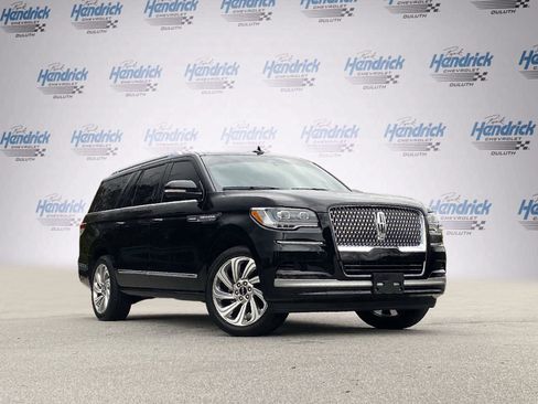 Used 2024 Lincoln Navigator L 4WD image 2
