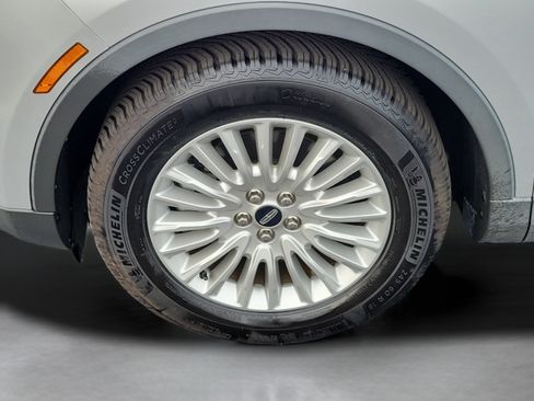 Used 2019 Lincoln Nautilus Premier AWD/4WD image 30
