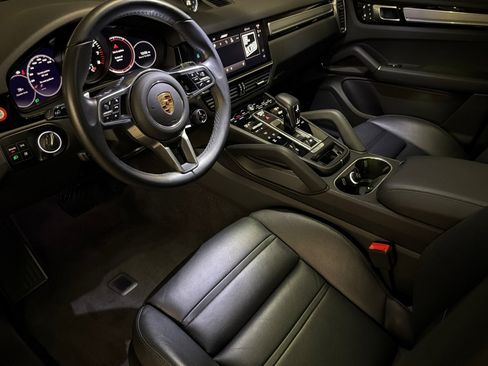 Used 2023 Porsche Cayenne Platinum Edition w/ Towing Package w/o Tow Ball AWD/4WD image 9