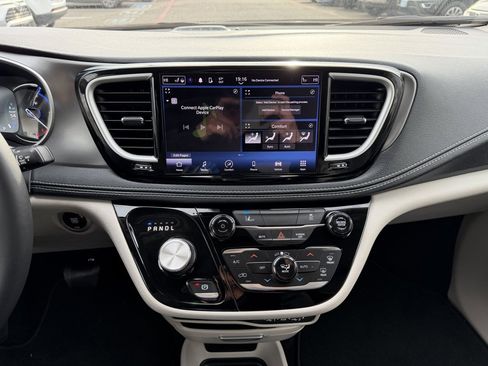 Used 2022 Chrysler Pacifica Touring-L image 22