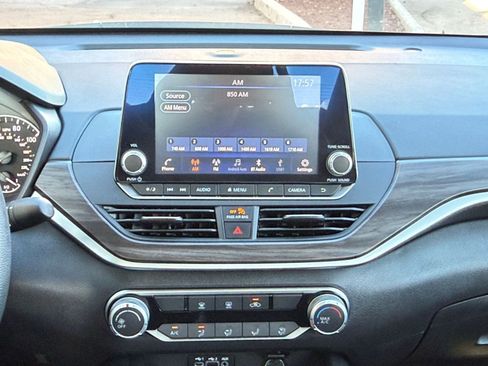 Used 2025 Nissan Altima 2.5 SV FWD image 17
