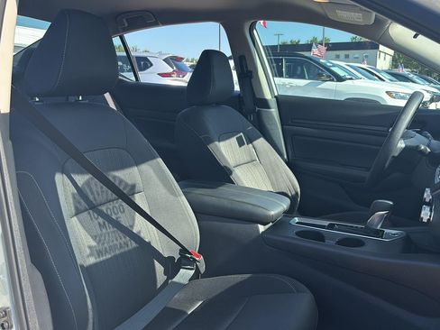 Used 2025 Nissan Altima 2.5 SV FWD image 27