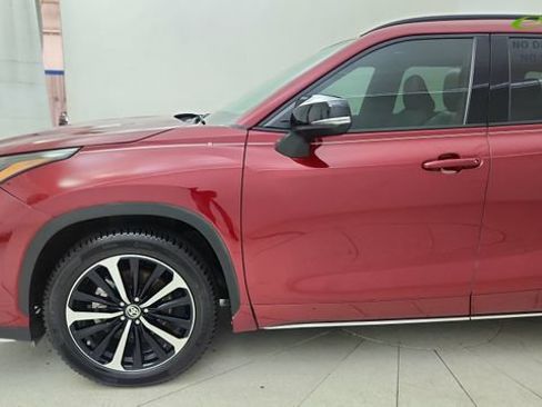 Used 2022 Toyota Highlander XSE AWD/4WD image 10