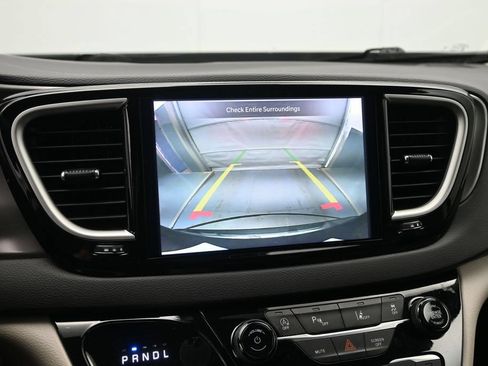 Used 2024 Chrysler Pacifica Touring-L FWD image 14