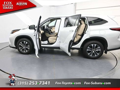 Used 2022 Toyota Highlander XLE AWD/4WD image 37