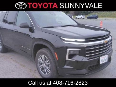 Used 2025 Chevrolet Traverse LT FWD image 1