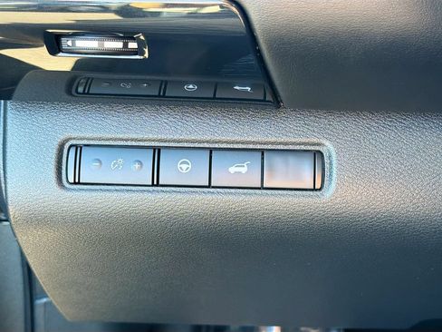 Used 2025 Nissan Pathfinder SV FWD image 10