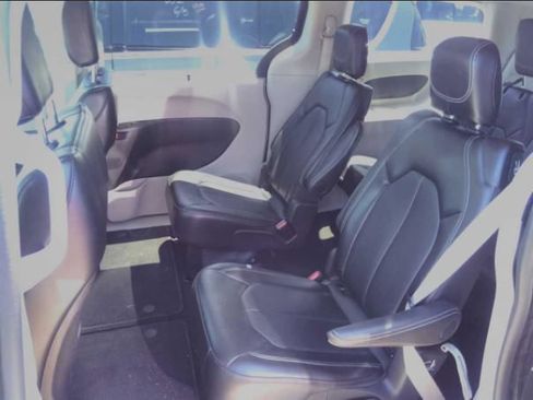 Used 2024 Chrysler Pacifica Touring-L FWD image 6