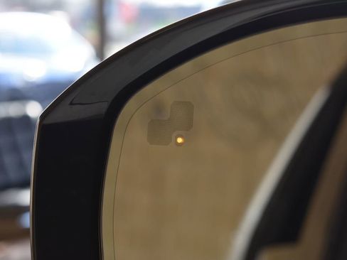 Used 2020 Land Rover Discovery HSE image 13