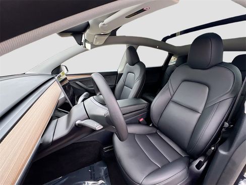 Used 2025 Tesla Model Y Long Range image 19