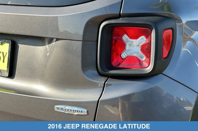 Used 2016 Jeep Renegade Latitude FWD image 30