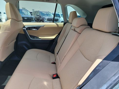 Used 2022 Toyota RAV4 XLE w/ Convenience Package FWD image 12