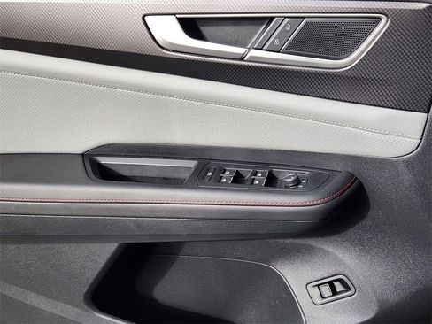 Used 2025 Volkswagen Atlas Peak Edition SE image 3