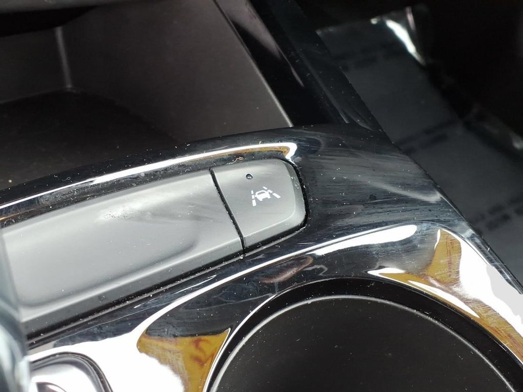 Used 2025 Chevrolet Trax LT FWD image 18