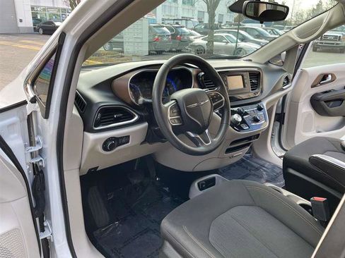 Used 2017 Chrysler Pacifica LX image 57