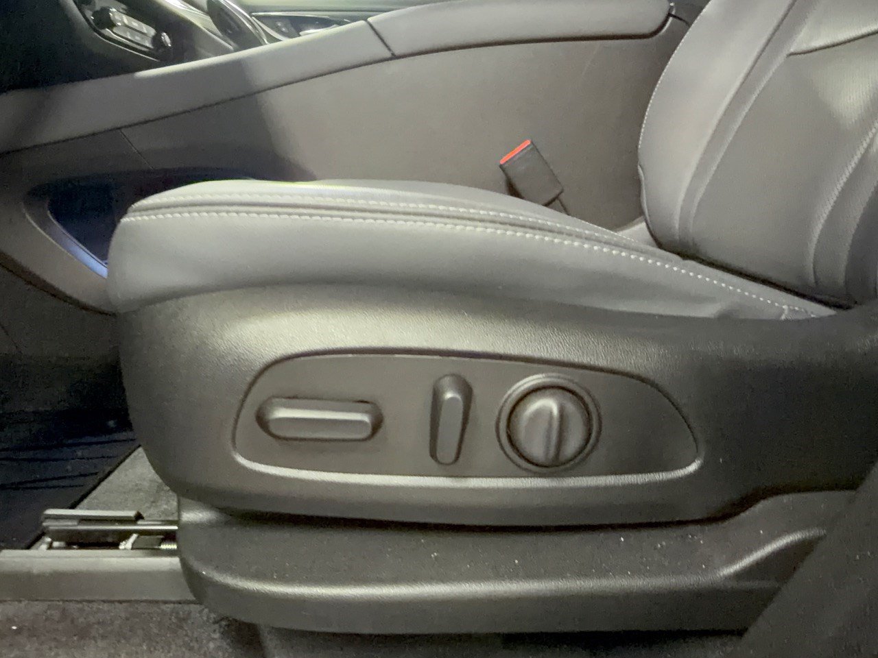 Used 2020 Buick Enclave Essence w/ LPO, Touring Package FWD image 16