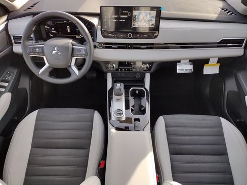 New 2026 Mitsubishi Outlander SE image 2