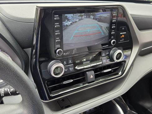 Used 2022 Toyota Highlander L FWD image 21