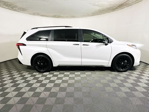 Used 2023 Toyota Sienna Limited FWD image 2