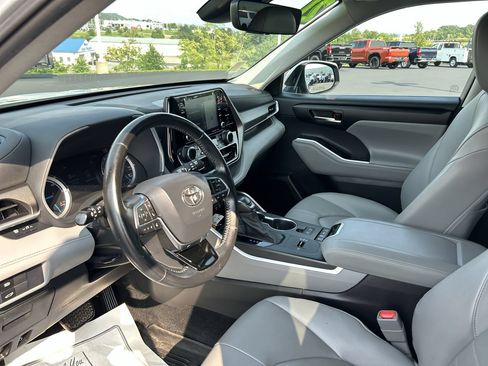 Used 2021 Toyota Highlander XLE w/ Protection Package #3 (TMS) AWD/4WD image 25