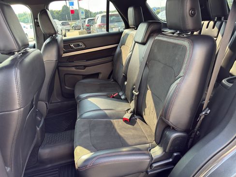 Used 2018 Ford Explorer XLT w/ Equipment Group 202A FWD image 13