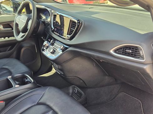 Used 2025 Chrysler Pacifica Select FWD image 28