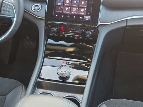 Certified 2025 Jeep Grand Cherokee L Altitude image 24