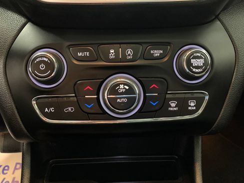 Used 2019 Jeep Cherokee Limited w/ Technology Group AWD/4WD image 27