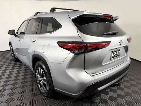 Used 2020 Toyota Highlander XLE AWD/4WD image 18